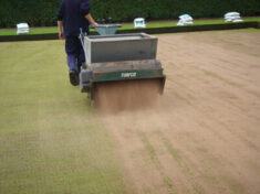 METER-MATIC TOP DRESSER